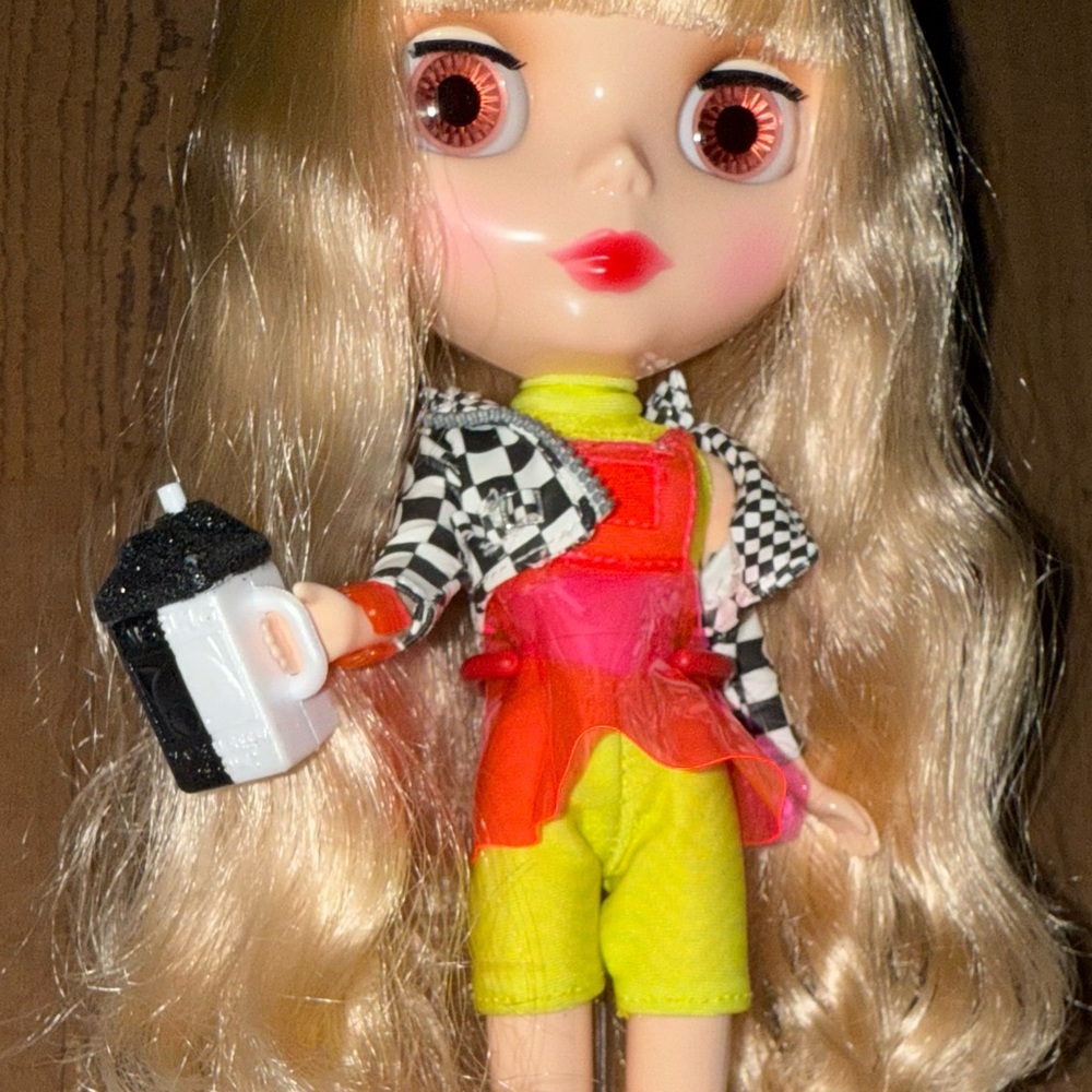 Blythe Doll OUTFIT ONLY from na na Surprise Doll Neonlicious Clothes Jacket Milk